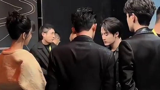 候场区抓拍暴露明星人缘，杨紫成团宠，赵丽颖独自美丽，邓超全是熟人局#杨紫 #赵丽颖 #邓超 #娱乐评