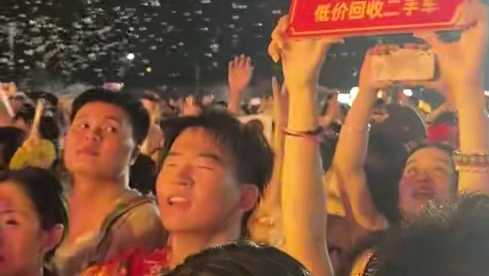 好好好这哪是放暑假了，这分明是把第二人格放出来了！#长沙零食音乐节好美的精神状态 #音乐节 #抽象