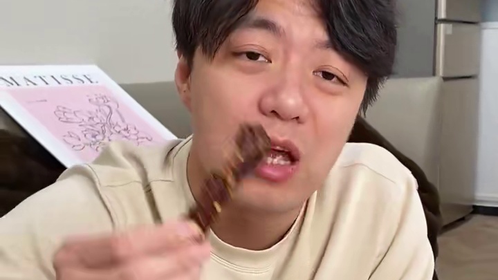 香辣暴击味蕾，卤汁锁在肉里，辣得爽还想再来一袋！#零食推荐#追剧小零食#鸭翅