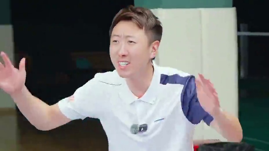 被对方杀球毫无反击之力？试试接杀三板斧：退、趴、伸！ #羽毛球 #羽球人 #小妙招大作用 #打羽毛球