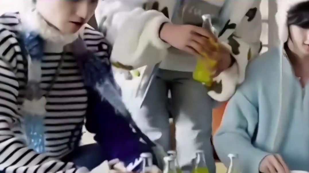 严浩翔以后不然都坐小孩那桌