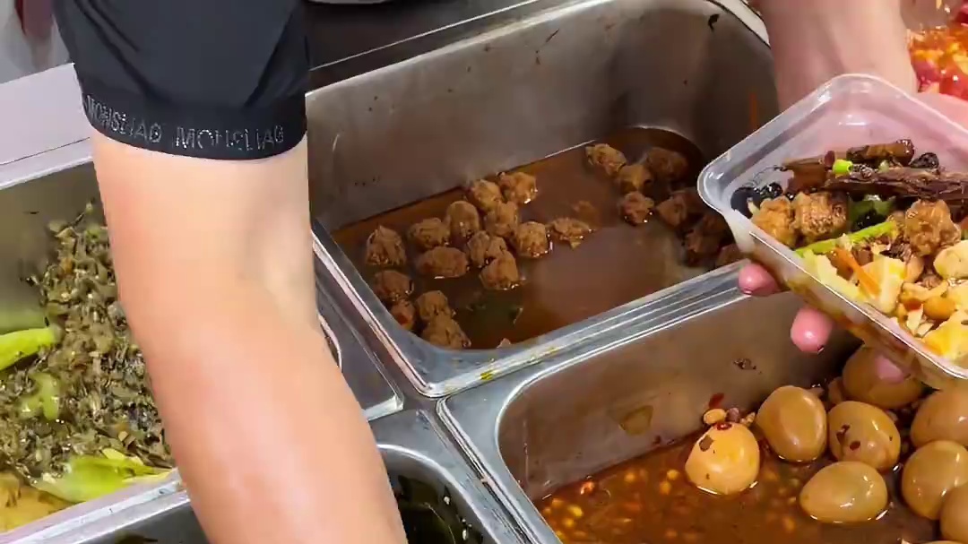 石家庄街头的盒饭，10块钱15个菜！