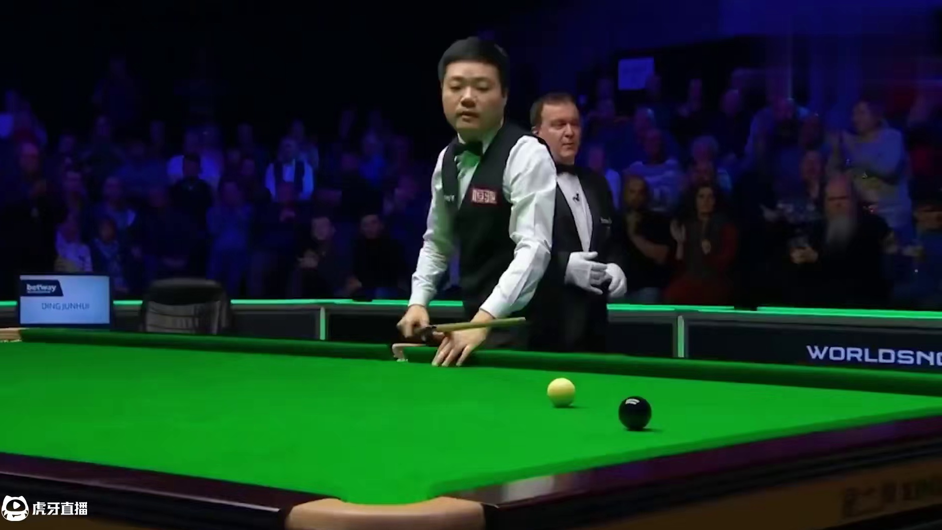 丁俊晖最难忘的赛季，激动的抄起白球打飞黑球，怒吼王者回来！(1)