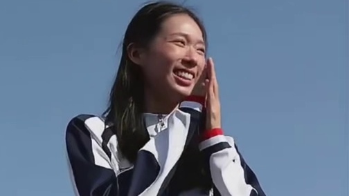 冠军就该接受鲜花和掌声的加冕，这比奖牌的价值更珍贵