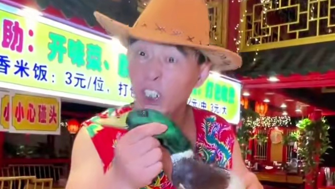 青山餐饮“另类”的藕汤大叔，都是故事的人生经历，嬉笑怒骂皆是对美食的执着#武汉美食 #青山美食 #王