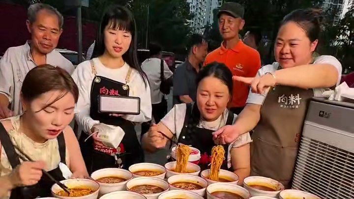 胖妹小面挑战全新升级后，第一位挑战30碗面条的选手，居然是个女生！#小面调料 #重庆小面 #太好吃了