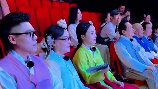 《亮月带你玩· 一路欢歌 爱上吉林》节目组走进中国朝鲜族民俗园！唐国强、徐文广等人体验多彩民族风情…