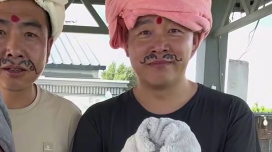 挑战印度神曲！！！ 到印度参赛说啥都能拿个奖！！！
#被一堆疯子的舌头绕懵了 #搞笑 #拯救不开心