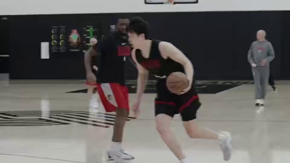 比卢普斯赛后召开紧急会议探讨输球原因 训斥全队不给杨瀚森传球#开拓者 #杨瀚森 #瓜子二手车