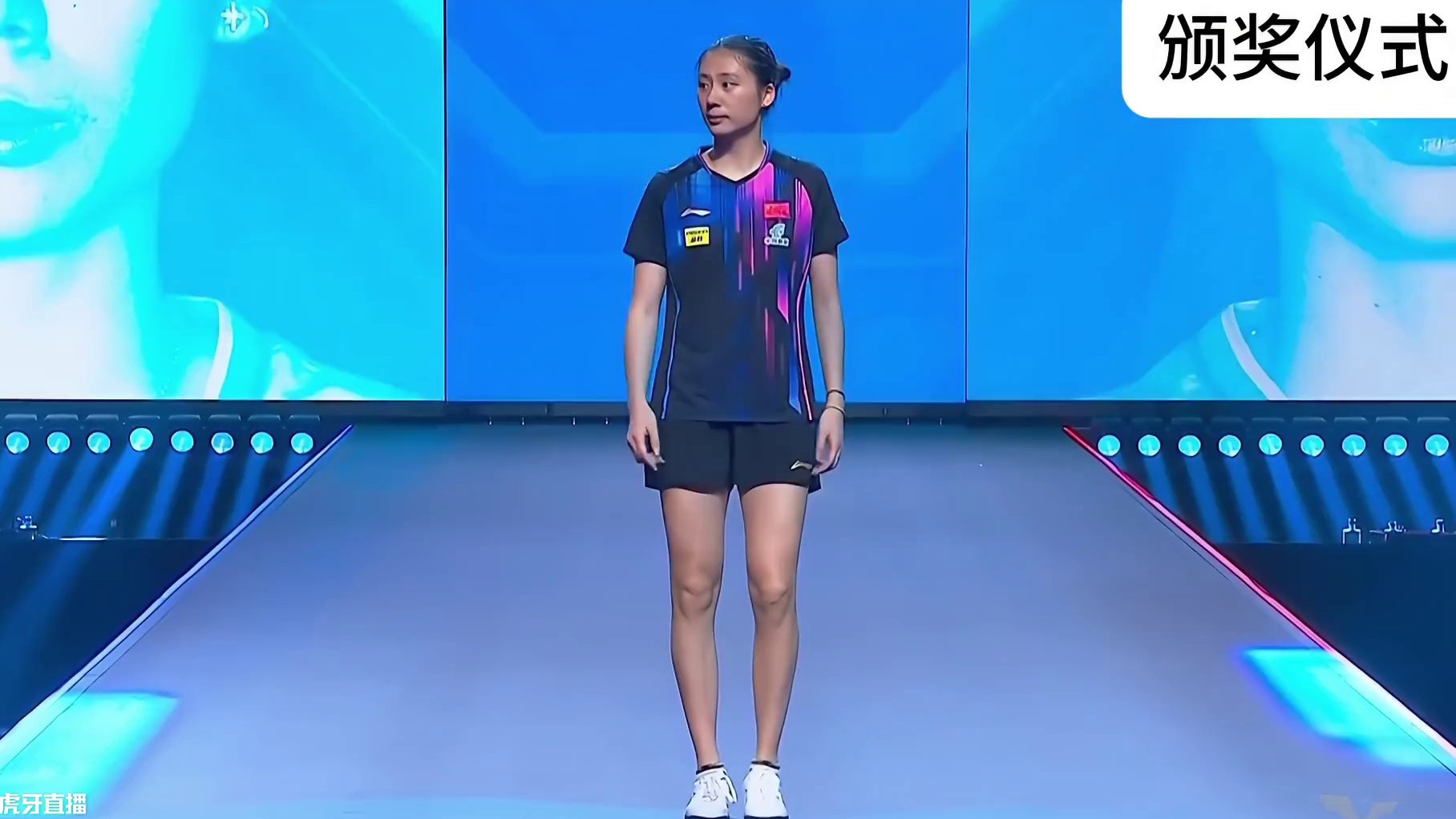 2025WTT美国大满贯女单颁奖仪式，朱雨玲陈熠捧杯合影！