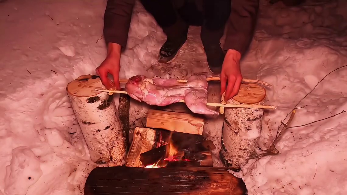 阿克小屋第8集：谁能拒绝在睡觉前，来上一集解压助眠的荒野建造视频