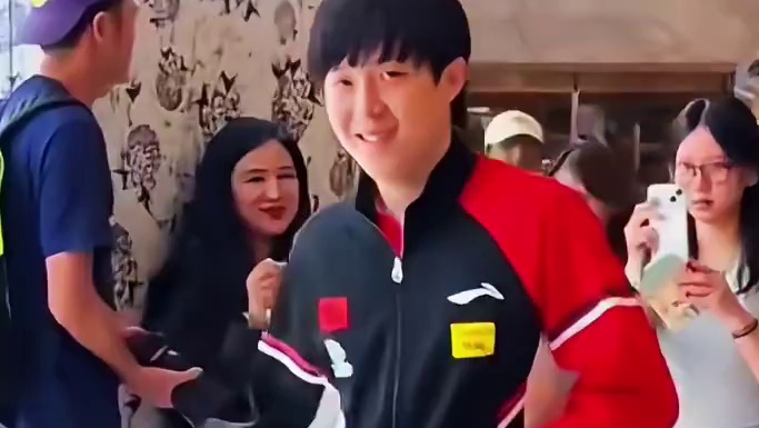 国乒美国大满贯赛事结束，肖指拍拍调皮的莎莎，王楚钦回酒店被球迷包围