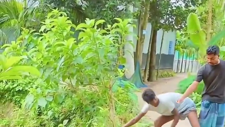 损友整蛊恶搞，防不胜防#搞笑视频 #损友整蛊