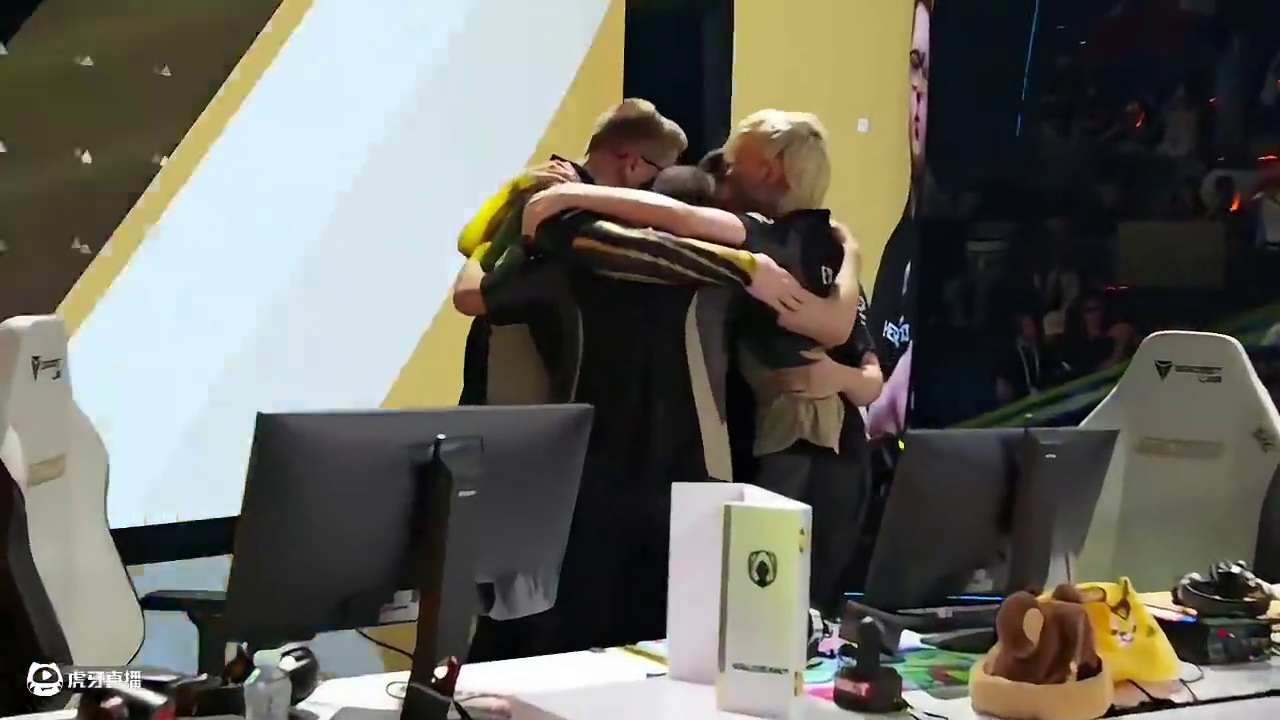 TH分享EWC夺冠时刻:队友紧密相拥，最期待的一一刻