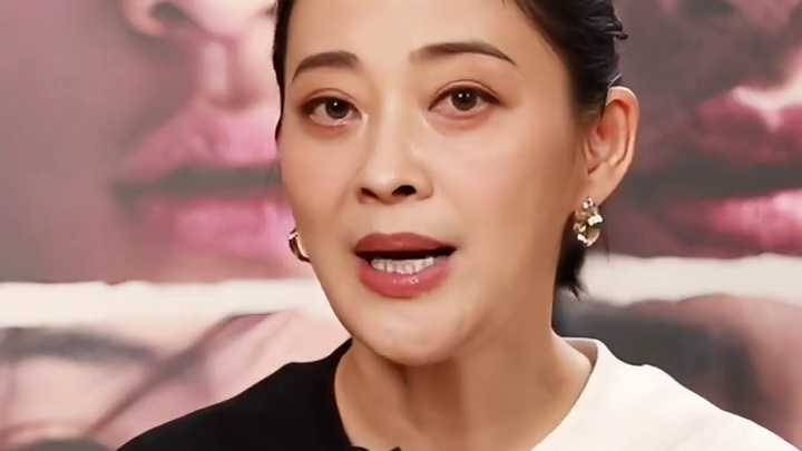 #梅婷 说在拍#电影恶意 之前大家去了解过一些关于网络暴力的案件，其中武汉妈妈跳楼事件和电影中的角色