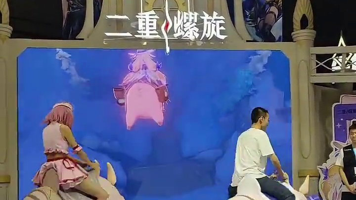 谁会拒绝当一次骑猪勇士呢？#在大城市也能骑上猪了   #漫展抽象还有高手 #上海BW漫展好抽象的猪