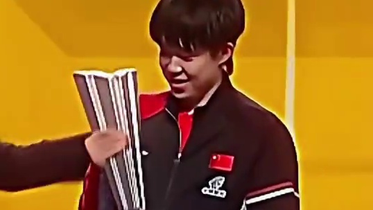 冠军颁奖仪式，头哥夺冠实至名归，张本智和投入羡慕的眼光#王楚钦