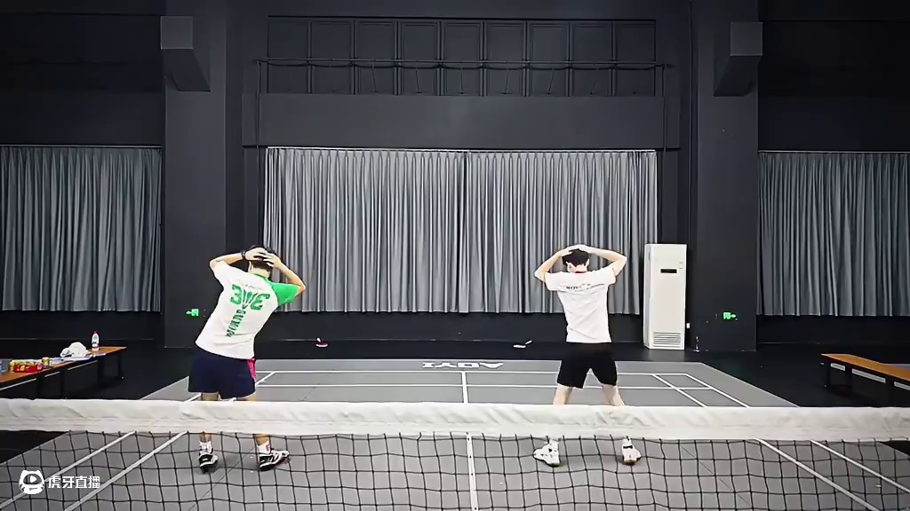 球拍拿手里就扭不动了吗 还得练 #羽毛球 #速烁怒涛 #怒涛羽毛球拍 #第一视角 #杀球