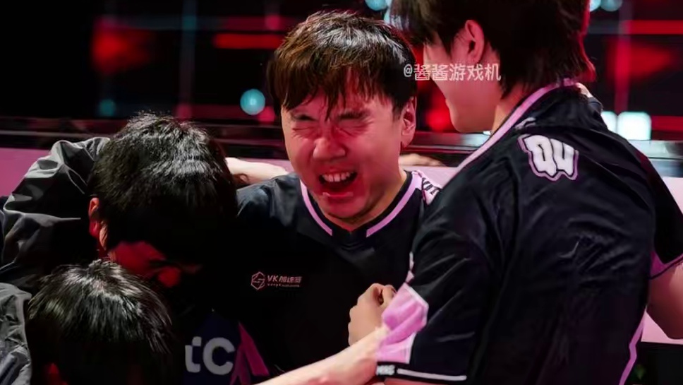 这场金色的雨终于落下 恭喜VKG！#游戏 #apex #电竞 #VKG#APEX英雄