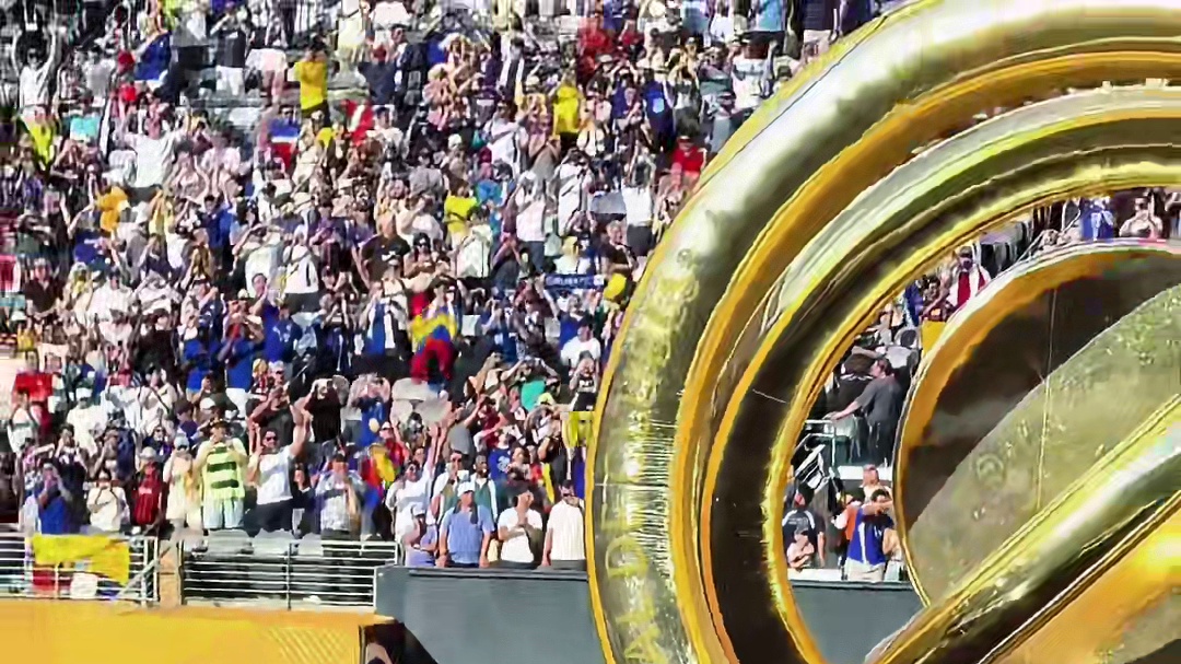 美国总统站C位合影，因凡蒂诺多次劝阻，最后推到最后面