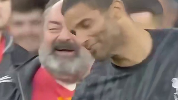 和小孩踢球 你会放水吗？