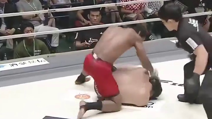 美国黑人嚣张挑衅中国选手，惨被暴揍ko #格斗 #搏击