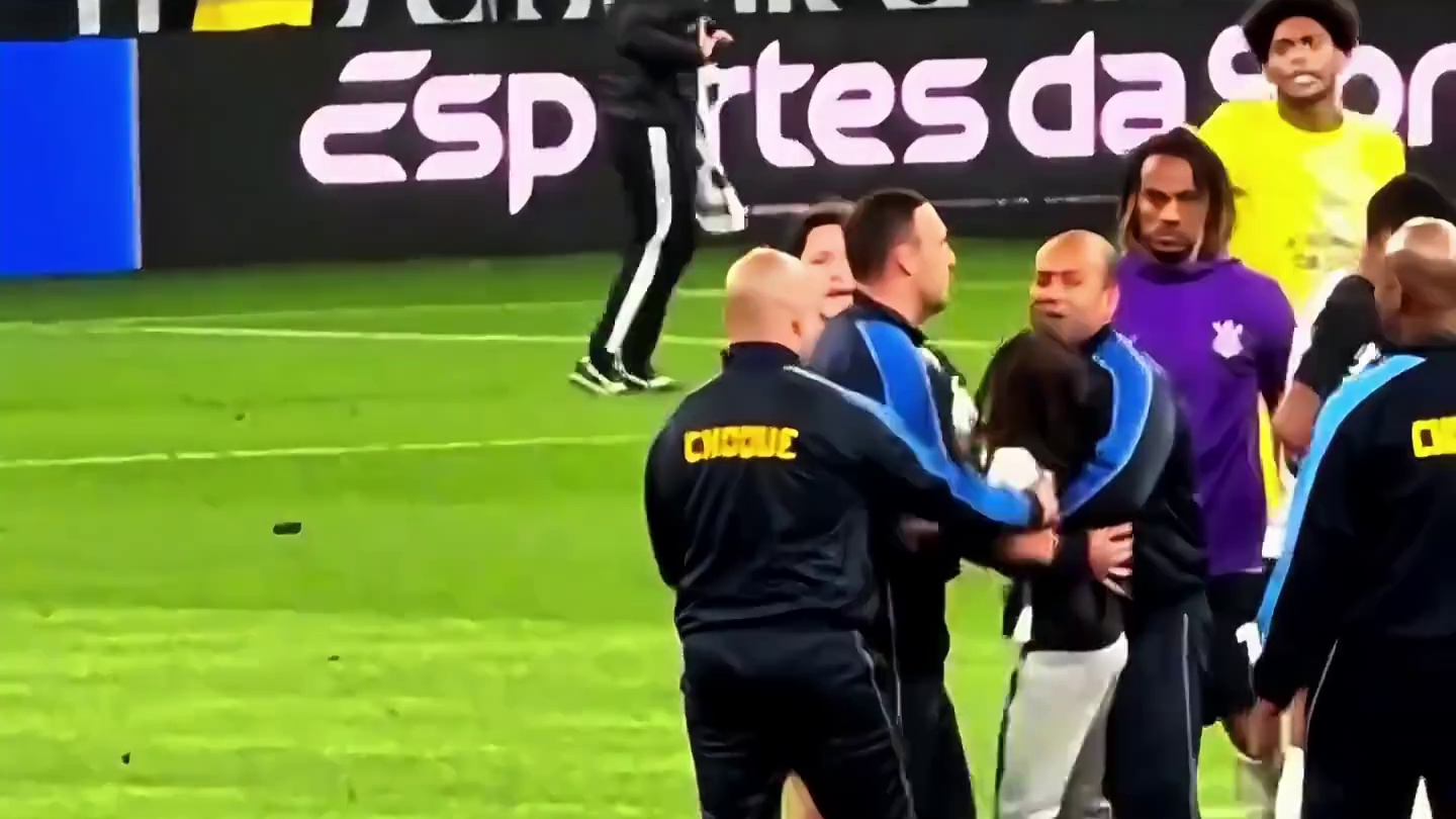 暖心一幕！阿根廷中场#加罗 阻止安保强制躯离小球迷，自己护送并送上球衣劝离，令人暖心#足球的魅力#科