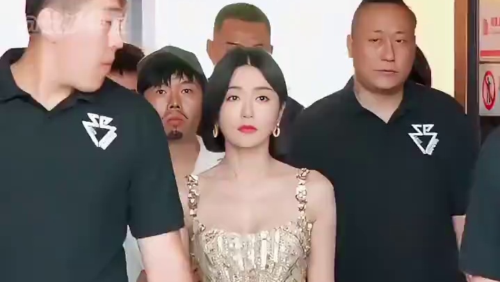 为何秦岚45岁至今未婚？看她的三段挚爱，才懂了她不再会飞蛾扑火的心 #秦岚 #黄晓明 #魏大勋 #娱