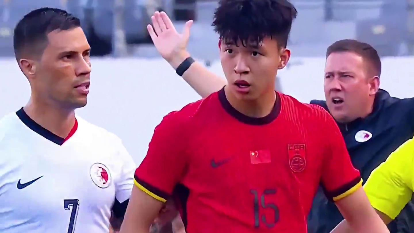 王钰栋边路漂亮挑球过人，引发双方冲突#足球的魅力#dou来足球季 #国足#王钰栋 #中国足球