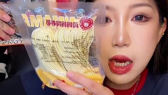拍一包不合适哈 推荐两包 巨好吃！用的是鸡蛋鲜面条 自带酱料 不用加别的调味了！小酸甜口的，带一点点