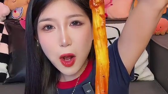 出咸蛋黄肉松口味了！升级之后比以前更长啦 52cm 软糯Q弹的粉耗子裹满了甜辣酱汁和咸蛋黄肉松！一口