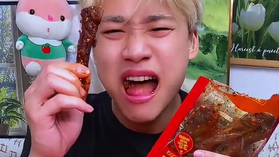 湖南爆辣鸭小腿是真的好吃也是真的辣，不能吃辣的千万不要轻易尝试#好吃到停不下来 #追剧小零食 #零食