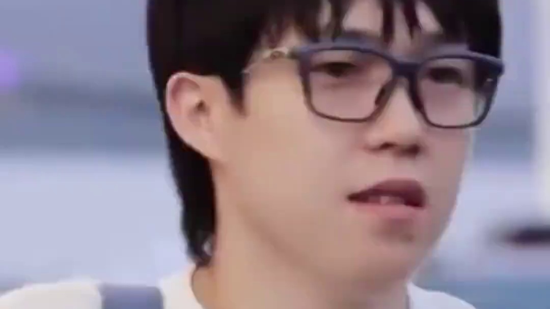 国乒回家，佳佳给莎莎开路，德华给莎莎拿行李，大家都太喜欢莎莎了#孙颖莎