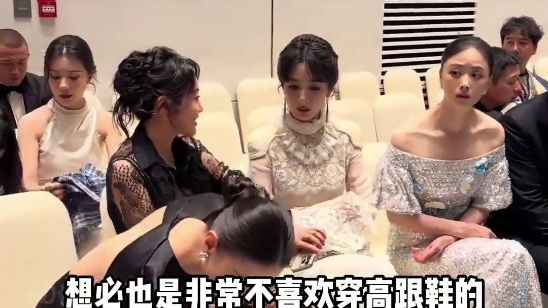 路人抓拍明星候场真实状态，王鹤棣仍水瓶输给杨幂，章子怡社交争分夺秒#王鹤棣 #杨幂 #章子怡 #娱乐