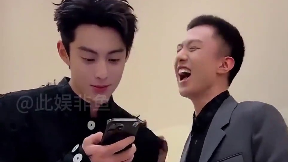 特写镜头记录明星真实社交，肖战一秒化解杜江尴尬，刘亦菲让万茜放下手机#刘亦菲 #肖战 #万茜 #娱乐