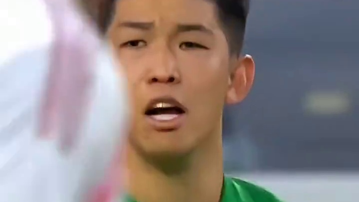 敢拼才有机会！张玉宁自己拼出单刀，但很可惜被扑出