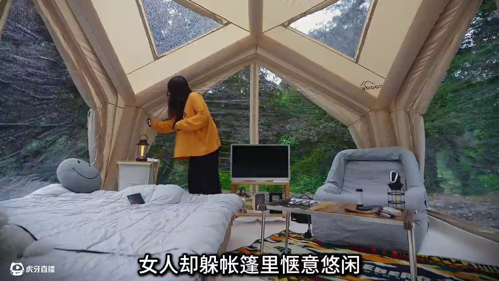 暴雨天在峡谷中搭建帐篷露营地，帐篷里面躲雨，享受户外生活