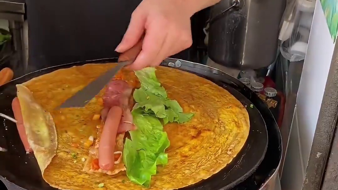 看老板做煎饼太治愈了，相比上一个视频简直就是人教级