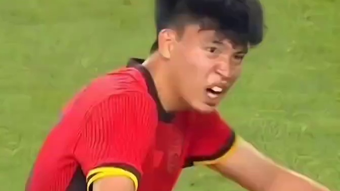 王钰栋拼到受伤被换下