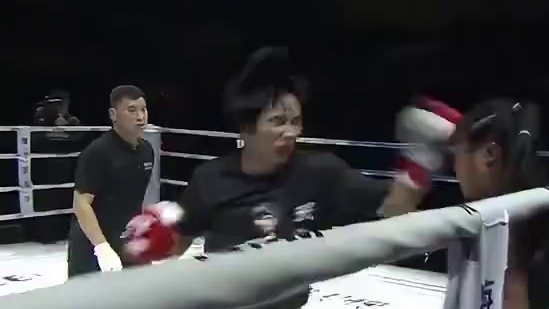 女拳手威猛无匹，对手哪有机会？#椒王风云 #自由搏击 #格斗