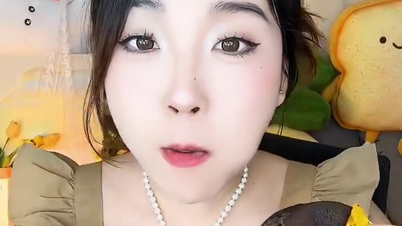 解馋还有点饱肚肚，巧克力控真的可以冲！用的是魔芋粉和小麦纤维粉，也有mct哦！是甜品的快乐！配料表干