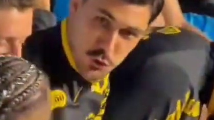 内马尔传射建功，被换下后在替补席吃爆米花