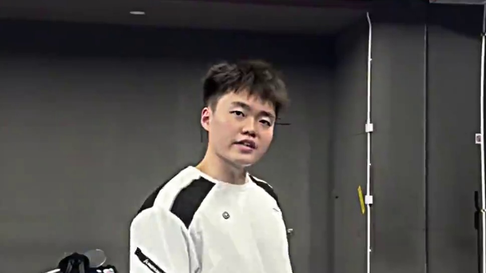 你的鞭甩发力 就像她把你甩了一遍又一遍#羽毛球 #伤感 #川崎穿越星河 #川崎穿越星河球拍