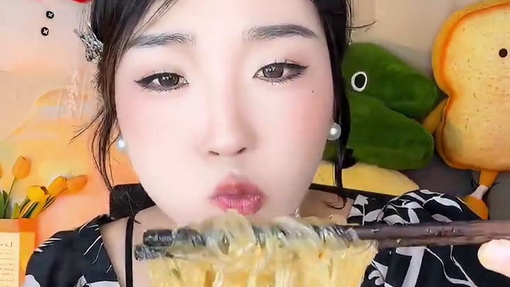 好久没吃鸭血粉丝汤辣！碗里是两袋的！每袋都有料！鸭血鸭胗鸭心鸭肝鸭肠鸭食管！他家这个鸭杂分量可以的！