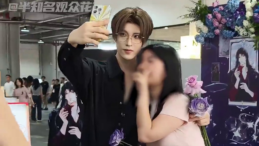 看见普通相亲我嗤之以鼻，但如果是二次元相亲我直接大快朵颐！#杭州相亲角卷到打破次元壁  #不是虚拟恋