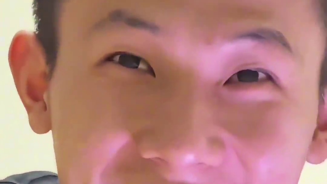 女儿撒娇让爸爸买玩具，网友：爸爸不语，只是一味的“行”