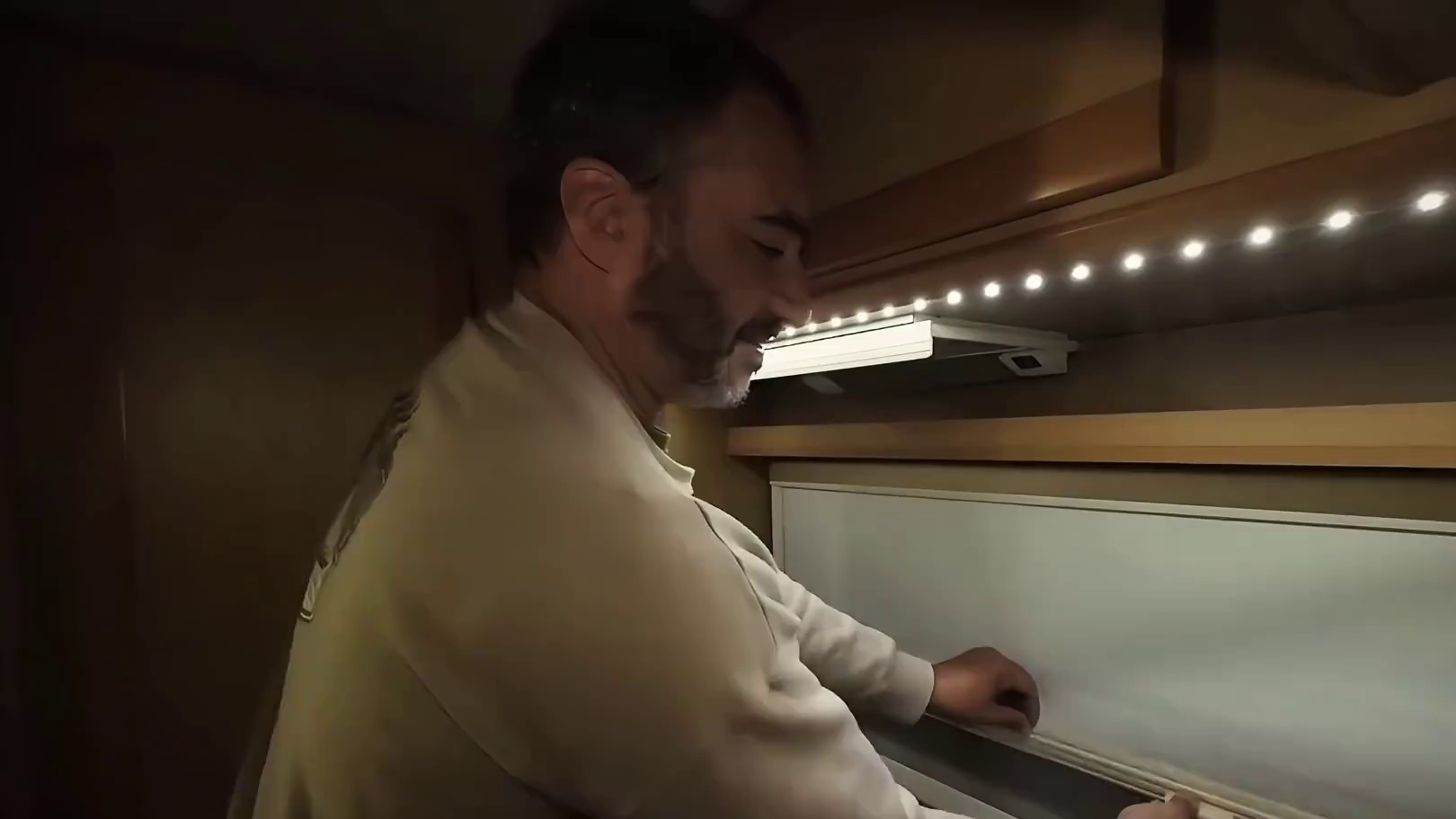 第3集：在寒冷的雪山上驾驶自制房车，冰雪将车冻结结满冰碴，露营生活