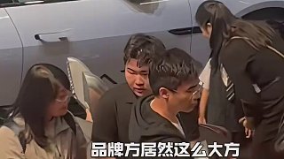 會哭的孩子有奶吃，10后小滬爺教你如何讓媽媽拿下車展大玩偶
