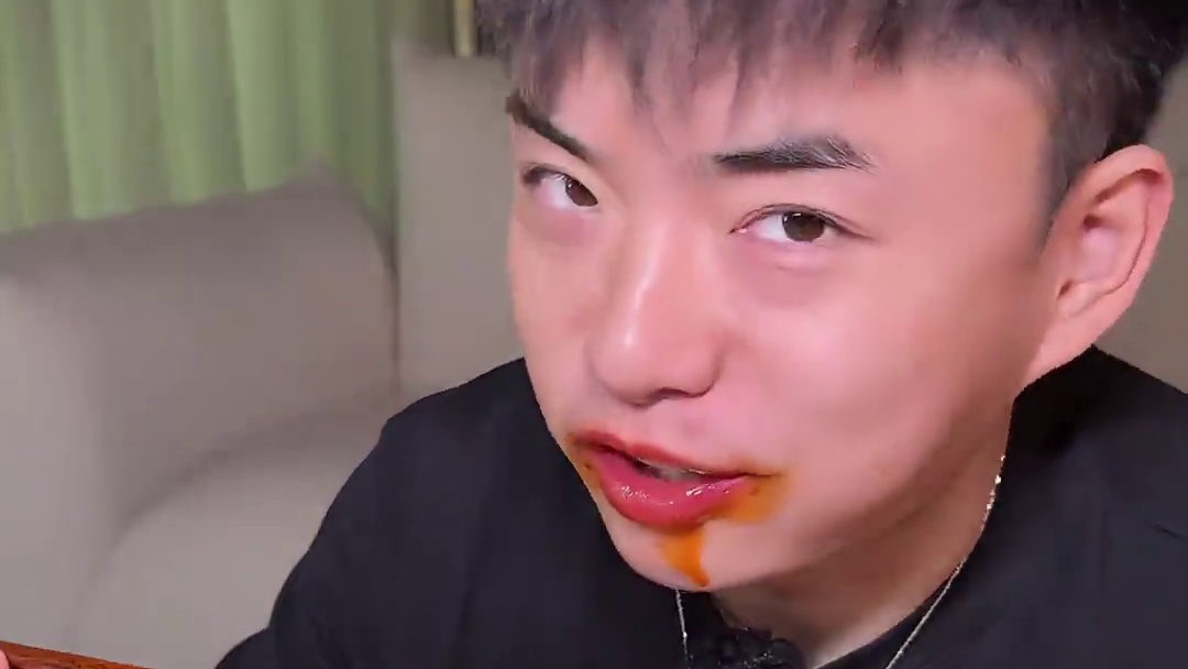 一口酸梅汤配一碗爆辣螺蛳粉，空调虽然凉爽，适当出点汗才更得劲。#好好吃饭大赛  #陈卓璇新歌翻篇 #