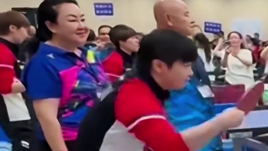 中美乒乓球交流活动细节，曼昱高远挨着站，莎莎和小朋友对练